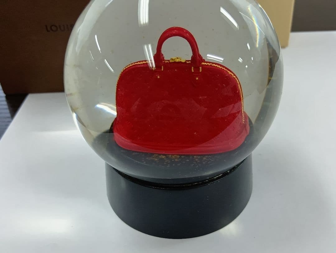 284 Louis Vuitton ルイヴィトン 赤いバッグ スノードーム
