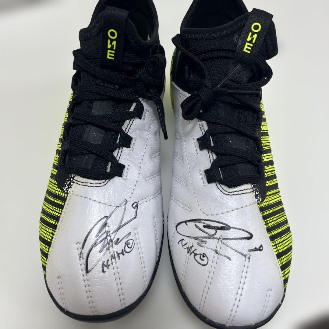 プーマ（PUMA）のサッカースパイクサイン入り