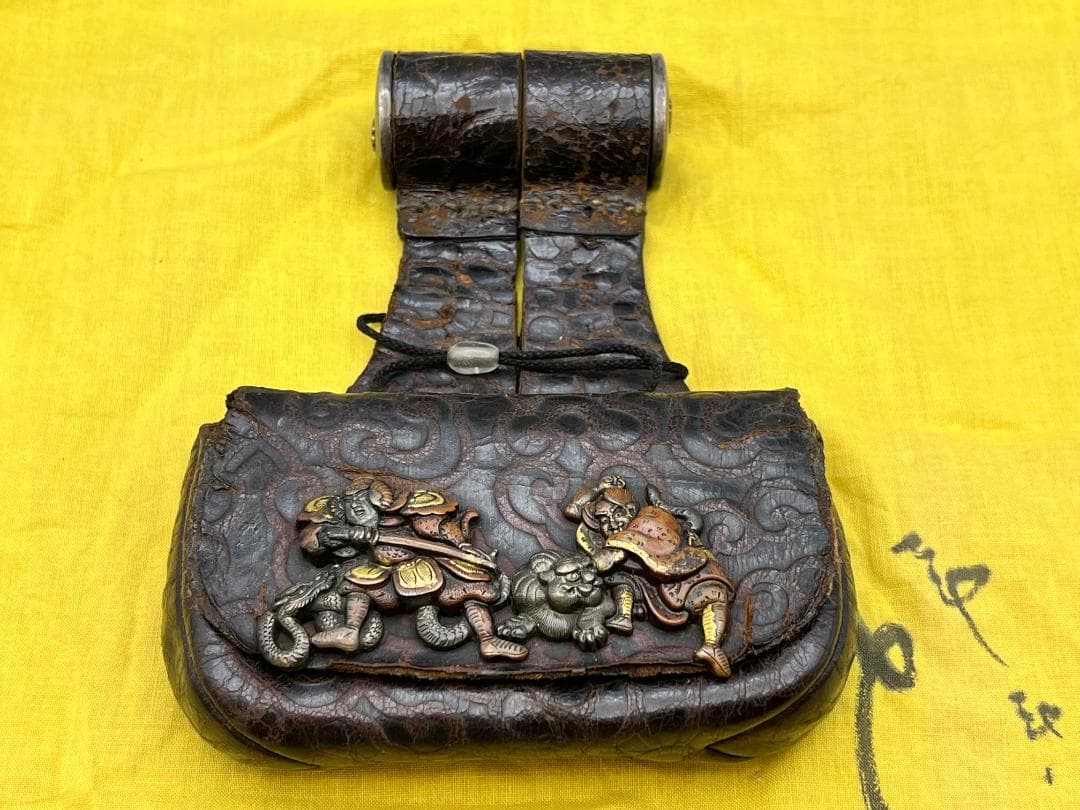 希少　早道　薬入　龍虎武士図　金銀象嵌　手彫　大金具　煙草　墨入れ　江戸明治期