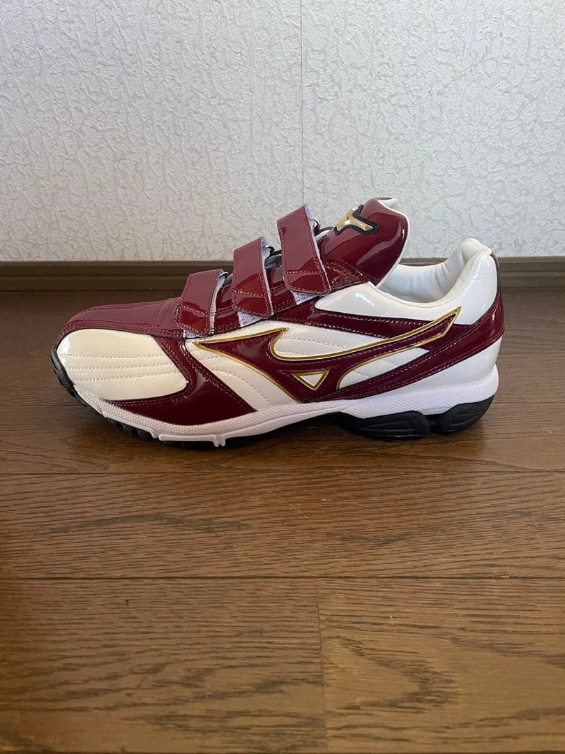 ミズノ限定　ベルト式アップシューズ　白×エンジ×金　右投げ用P革付き27.0cm