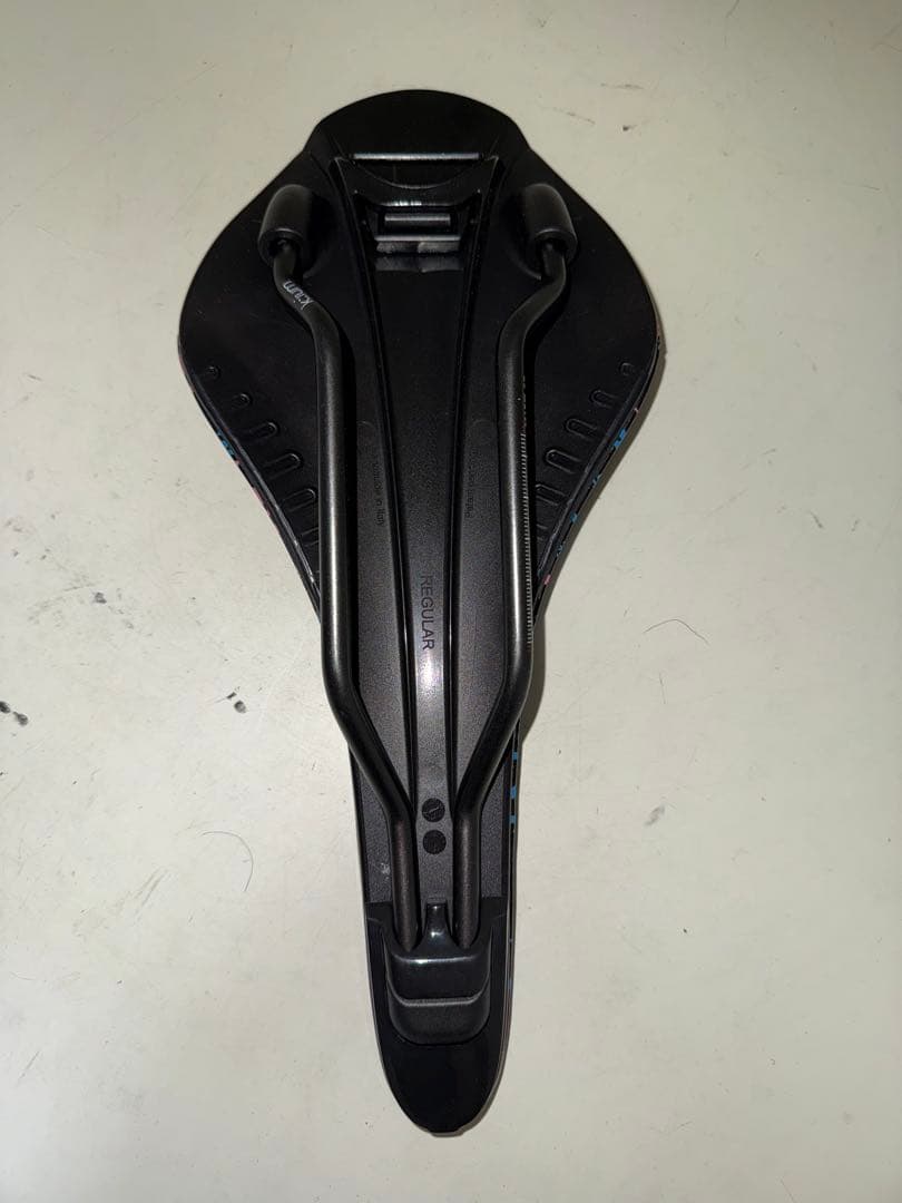 フィジーク アリアンテ ALIANTE VERSUS EVO R3 サドル 黒