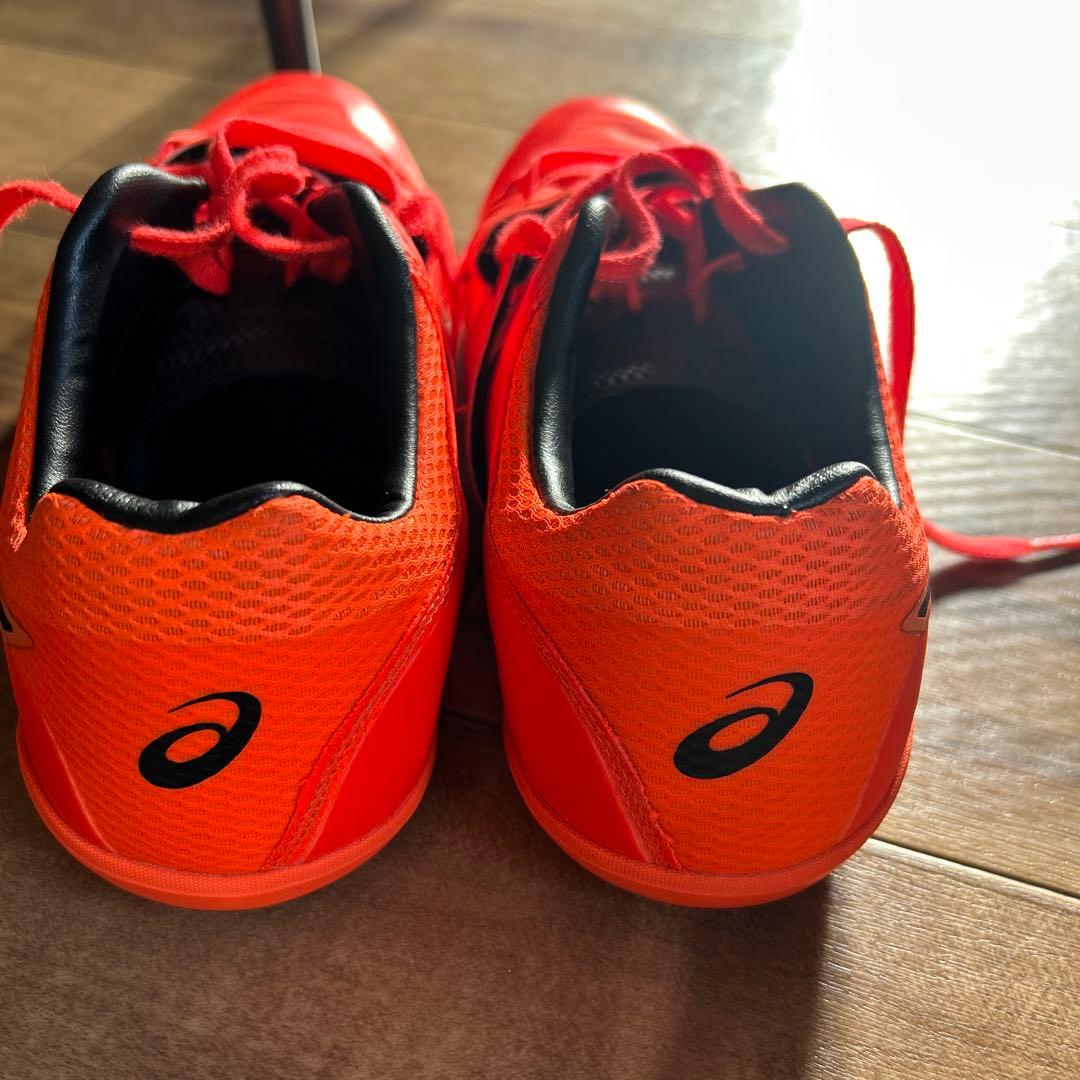 ASICS 陸上競技用レッドスニーカー