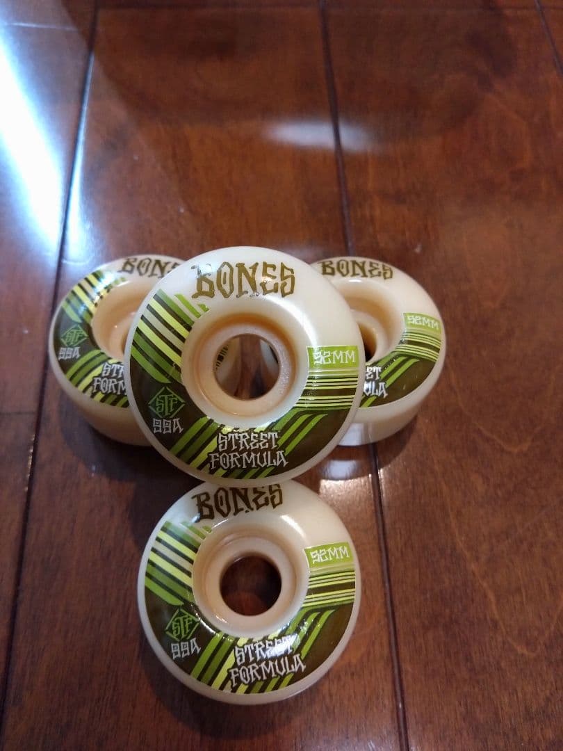 スケートボード BONES Street Formula 52mm99A V4 WIDE