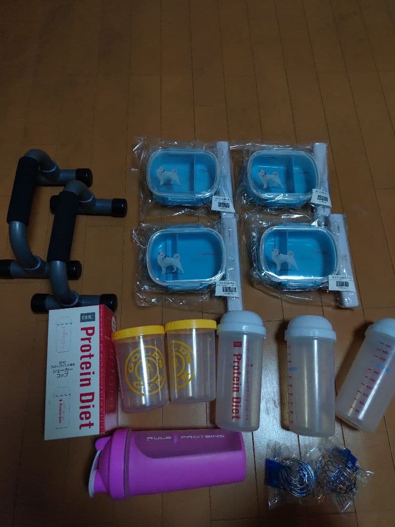 筋トレ引退品（タンクトップ２　Tシャツ２　パーカー１　シェーカー７　その他３種）
