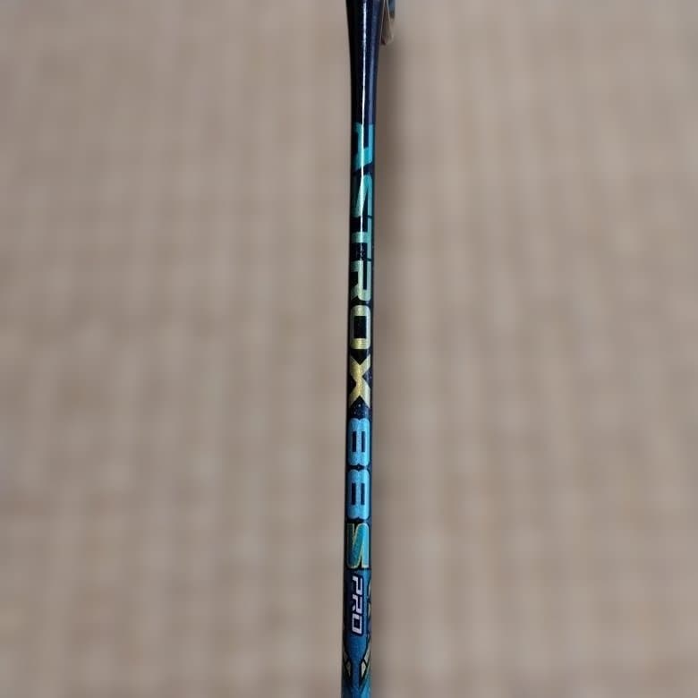 YONEX製バドミントンラケット アストロックス88Sプロ、ラケットケース付き。