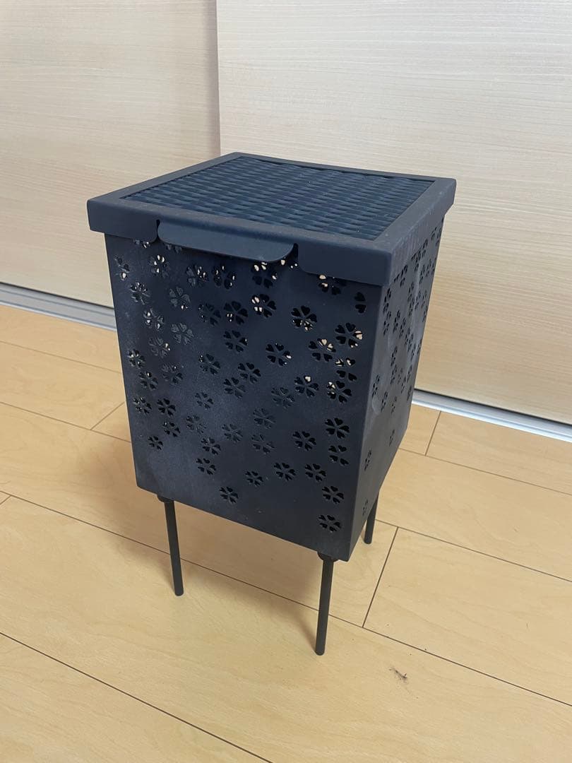 スモア　黒い花模様　焚き火台　ソロキャンプ