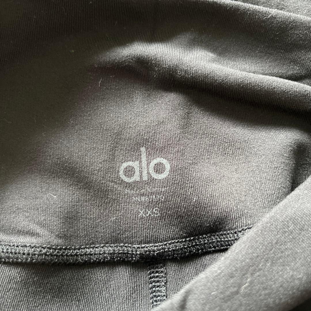 alo 黒 ラインプリント ヨガパンツ