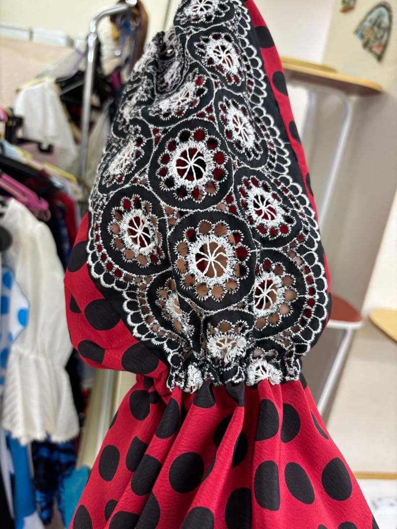 フラメンコドレス 赤と黒の水玉模様