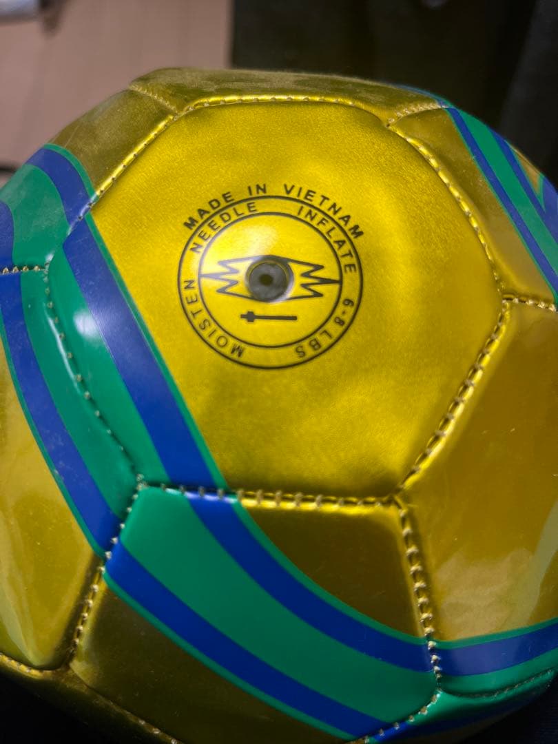 ブラジルデザインのサッカーボール(金色)