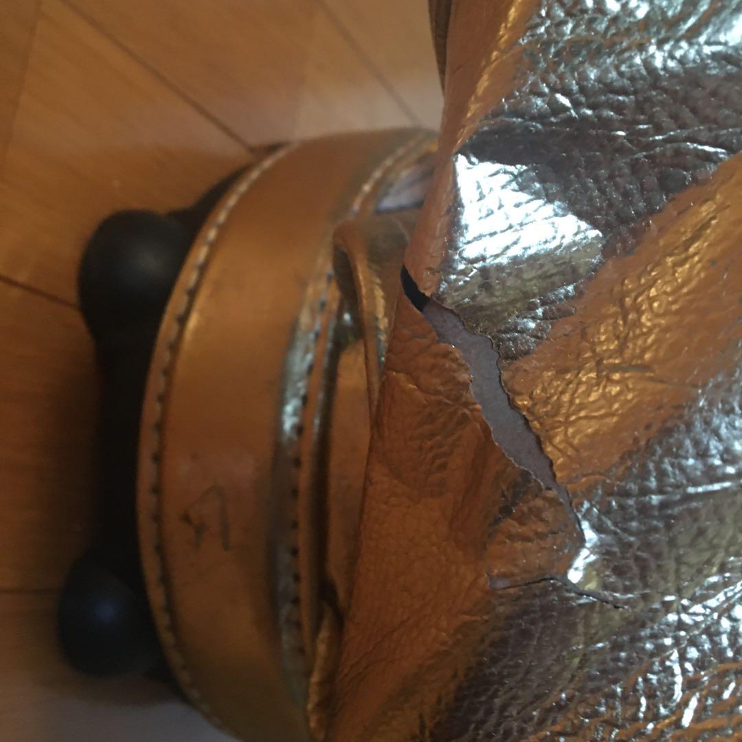 金キラキャリーバッグ。使用感ありますが、まだまだ使えます。