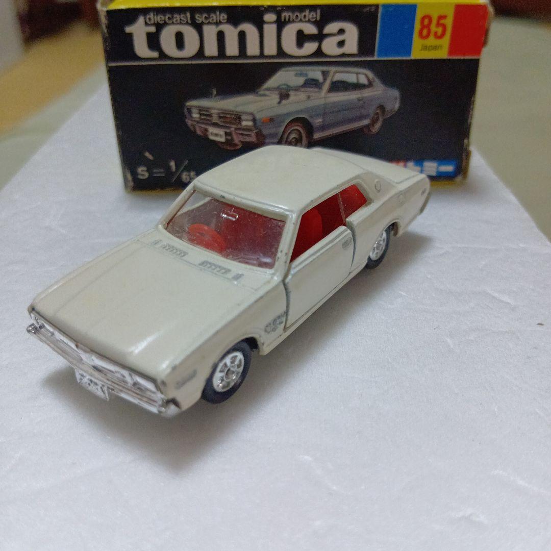 トミカ黒箱　日産グロリア 2000 GX 1/65　日本製　白色　旧ホイールです