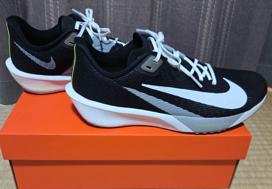 Nike AlR ZOOM RlVAL FLY 4 ブラック/ホワイト