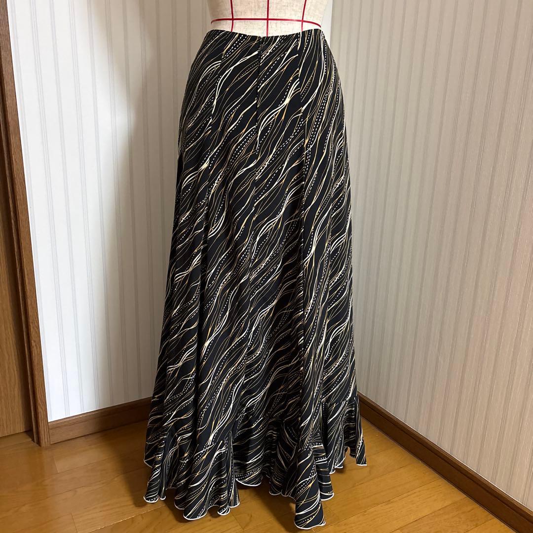 フラメンコ ファルダ　黒と白の波模様